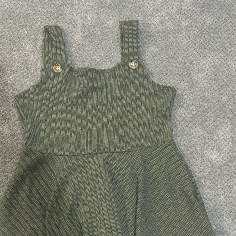 Girls Size 6/7 Spring Bundle DKNY Overalls‎ + Green Dress 2 Outfits